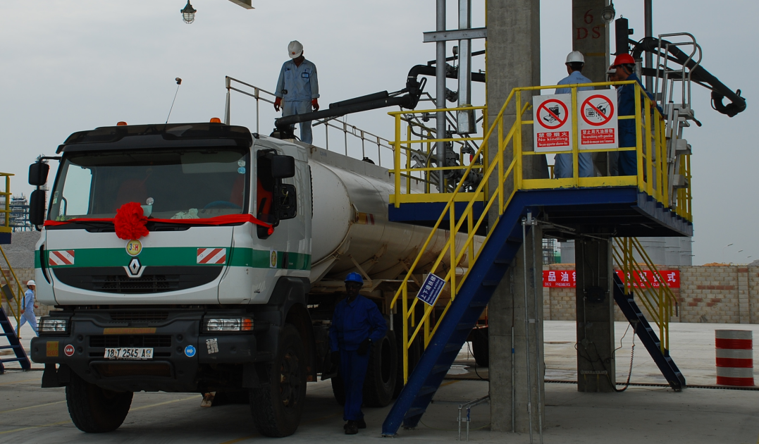 上裝鶴管裝車現場圖 上裝鶴管裝車現場圖